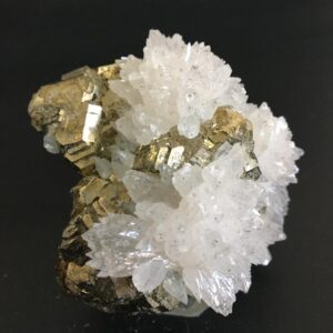 Pirita sobre Cuarzos Mineral.